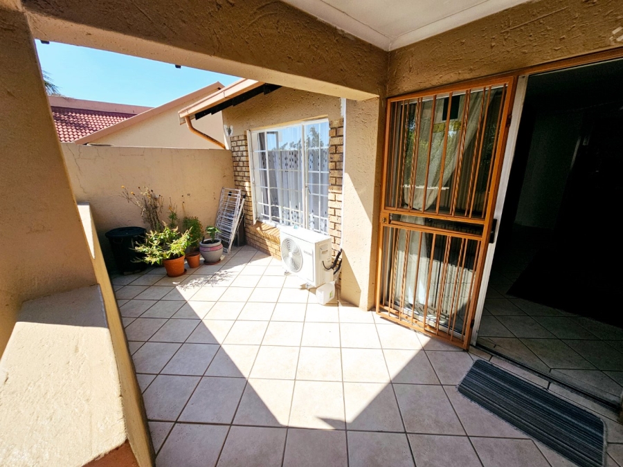 To Let 2 Bedroom Property for Rent in Amberfield Gauteng