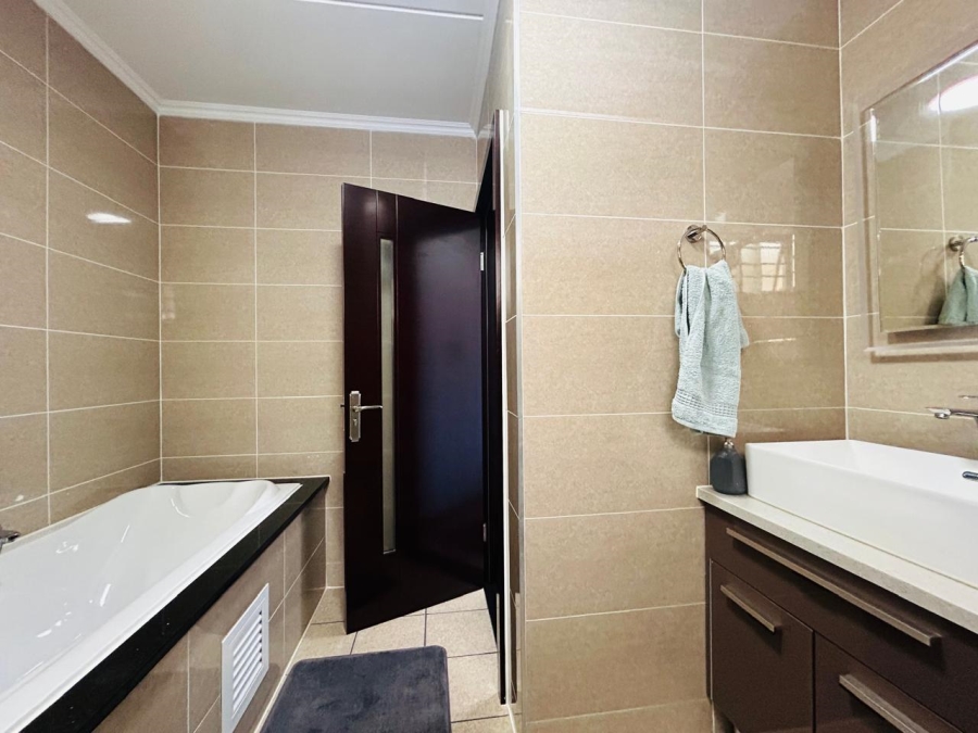 1 Bedroom Property for Sale in Blue Hills AH Gauteng