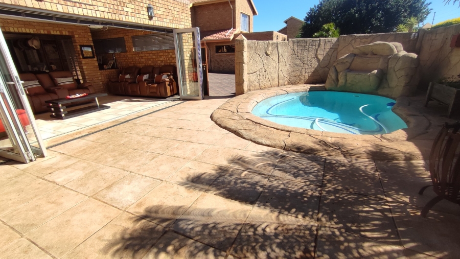 3 Bedroom Property for Sale in Rooihuiskraal North Gauteng