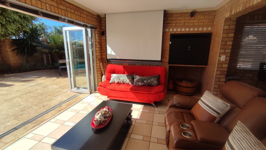 3 Bedroom Property for Sale in Rooihuiskraal North Gauteng