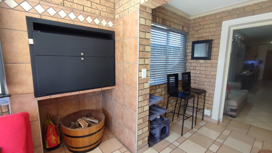 3 Bedroom Property for Sale in Rooihuiskraal North Gauteng