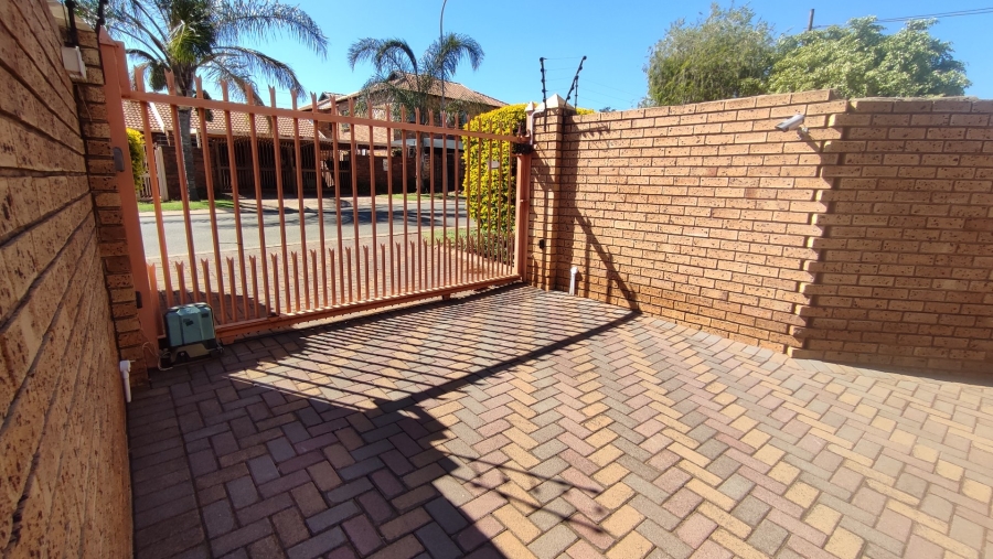 3 Bedroom Property for Sale in Rooihuiskraal North Gauteng