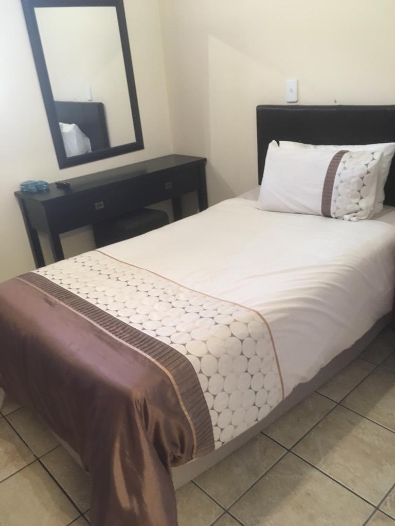 To Let 1 Bedroom Property for Rent in Linden Gauteng