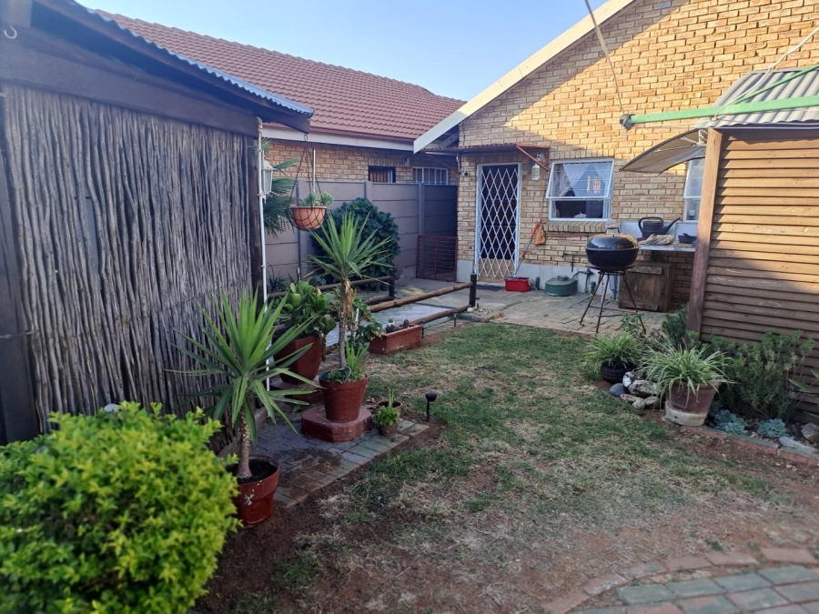 2 Bedroom Property for Sale in Greenhills Gauteng