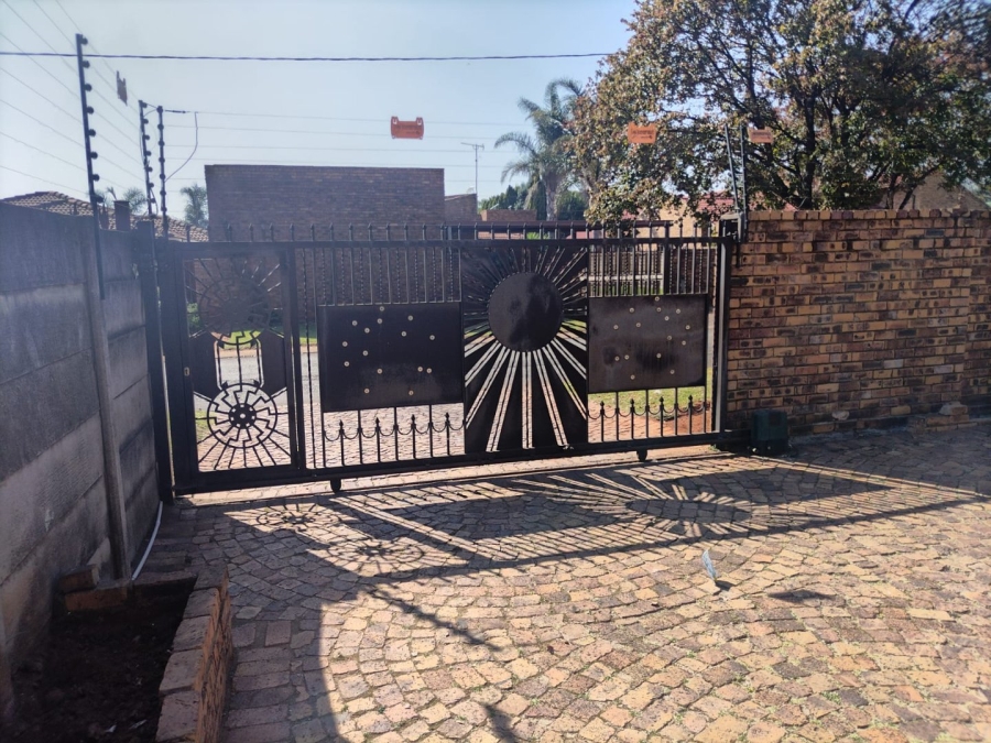 5 Bedroom Property for Sale in New State Areas Gauteng