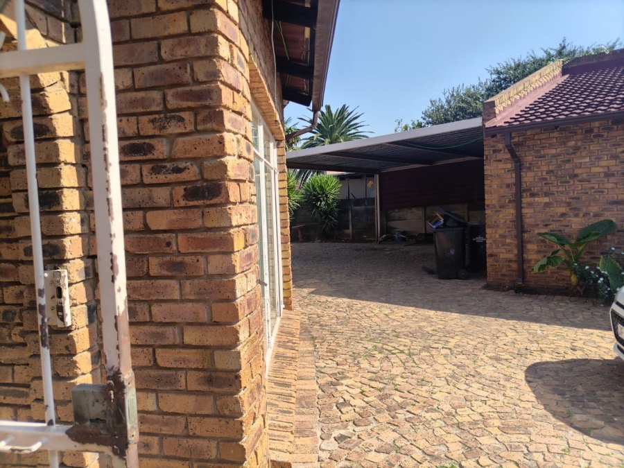 5 Bedroom Property for Sale in New State Areas Gauteng