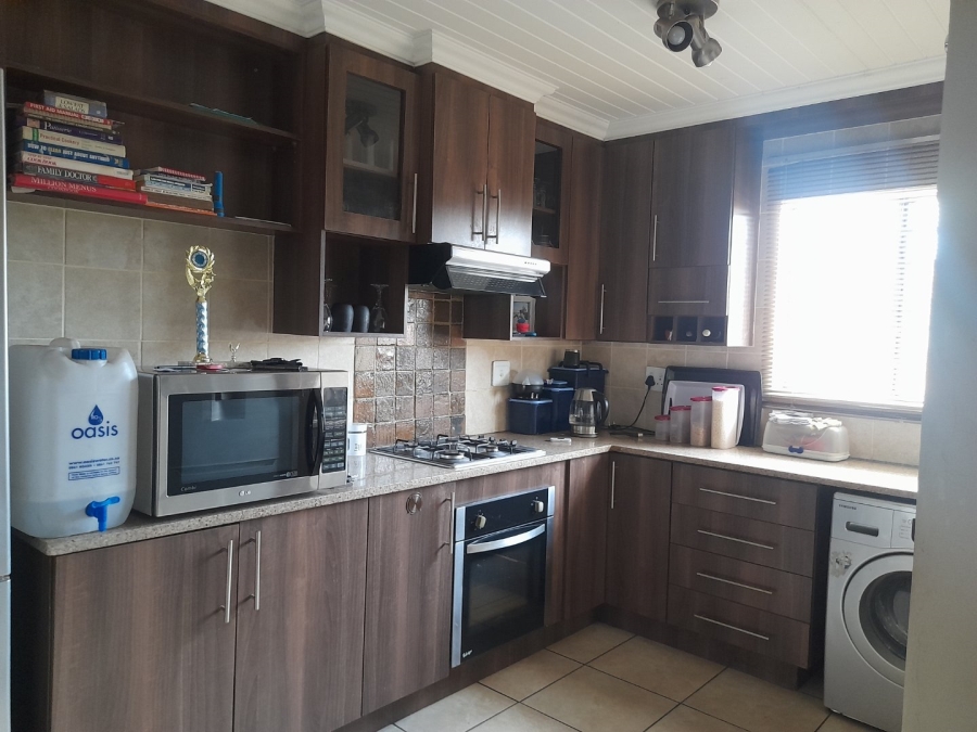 2 Bedroom Property for Sale in Andeon AH Gauteng