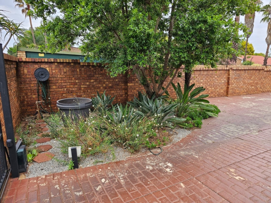 5 Bedroom Property for Sale in Rooihuiskraal Gauteng