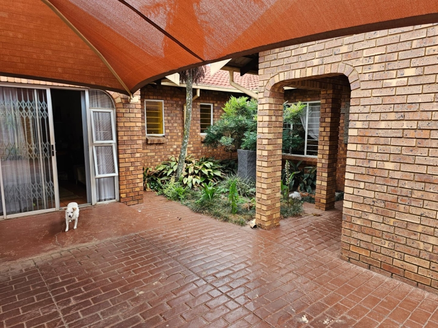 5 Bedroom Property for Sale in Rooihuiskraal Gauteng