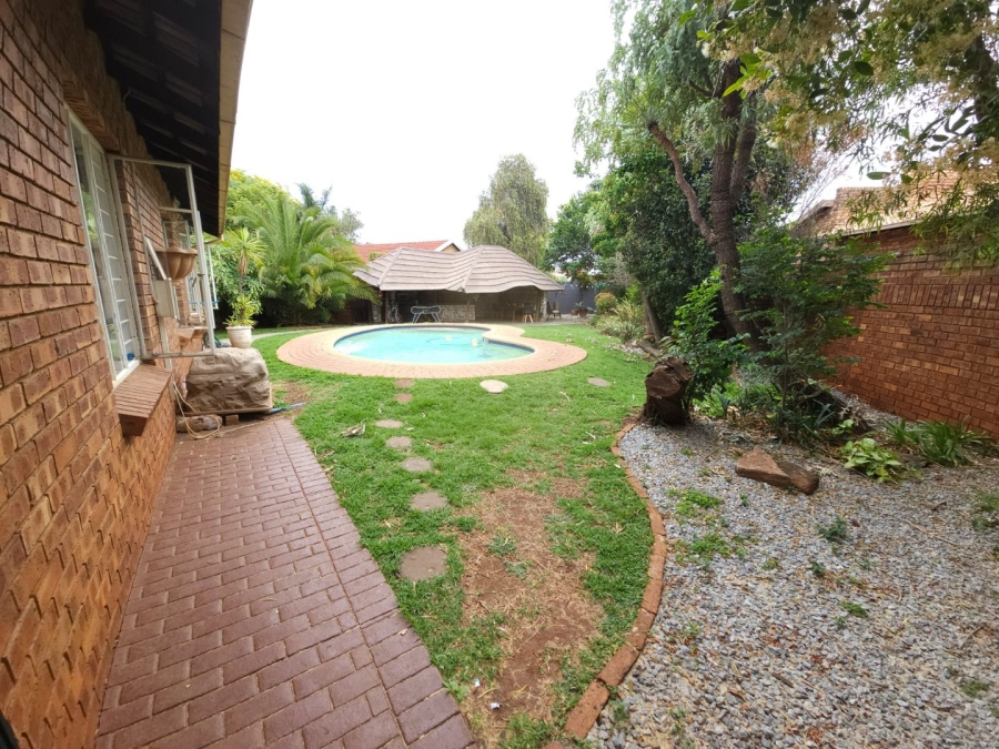 5 Bedroom Property for Sale in Rooihuiskraal Gauteng