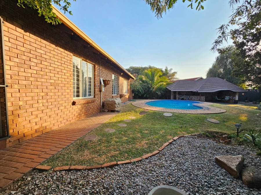 5 Bedroom Property for Sale in Rooihuiskraal Gauteng