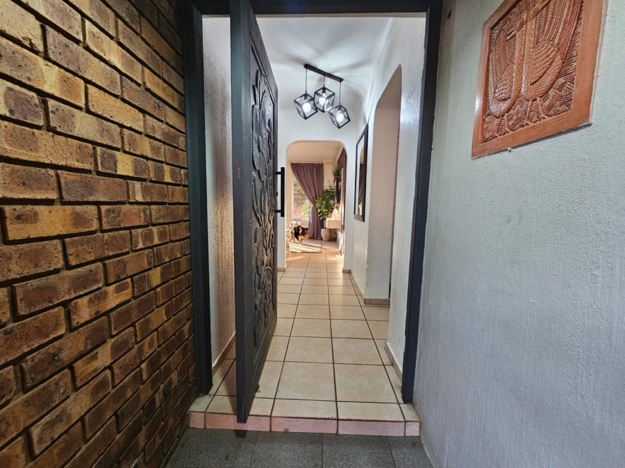 5 Bedroom Property for Sale in Rooihuiskraal Gauteng