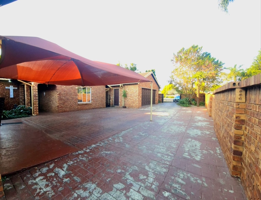 5 Bedroom Property for Sale in Rooihuiskraal Gauteng