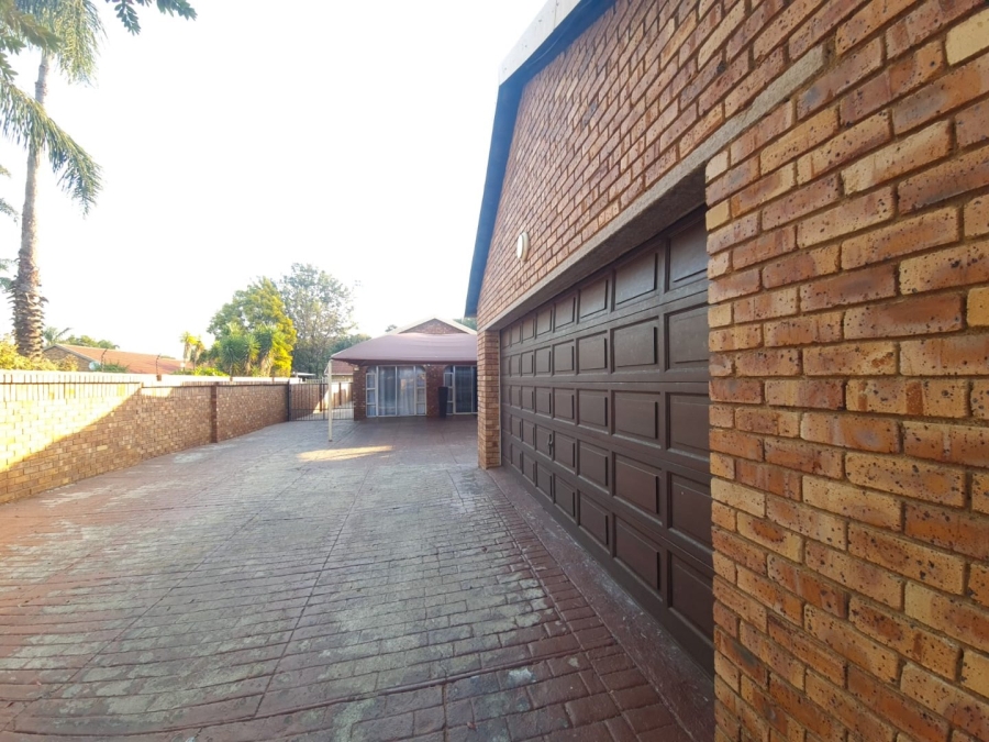 5 Bedroom Property for Sale in Rooihuiskraal Gauteng