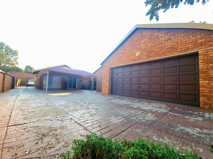 5 Bedroom Property for Sale in Rooihuiskraal Gauteng