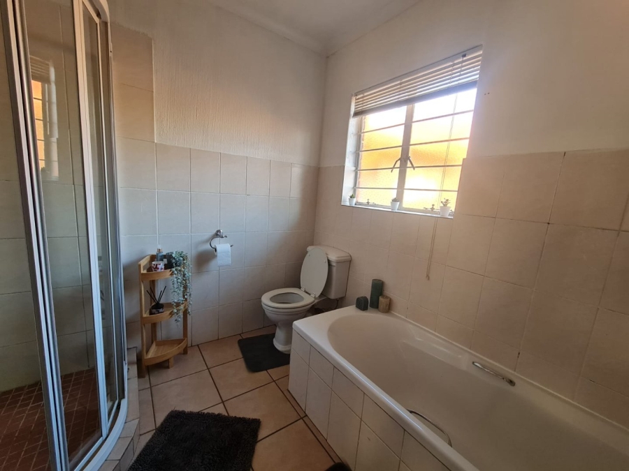 5 Bedroom Property for Sale in Rooihuiskraal Gauteng