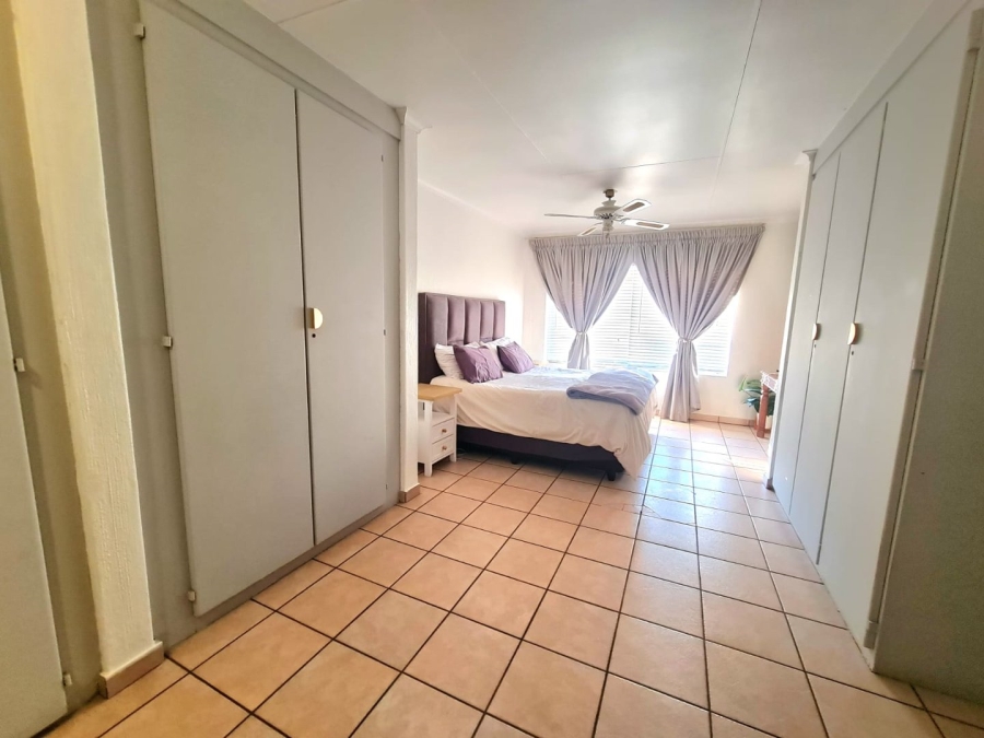 5 Bedroom Property for Sale in Rooihuiskraal Gauteng