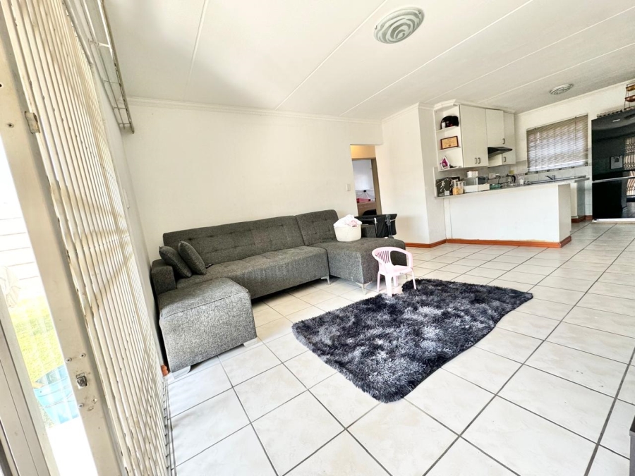 To Let 2 Bedroom Property for Rent in Vorna Valley Gauteng