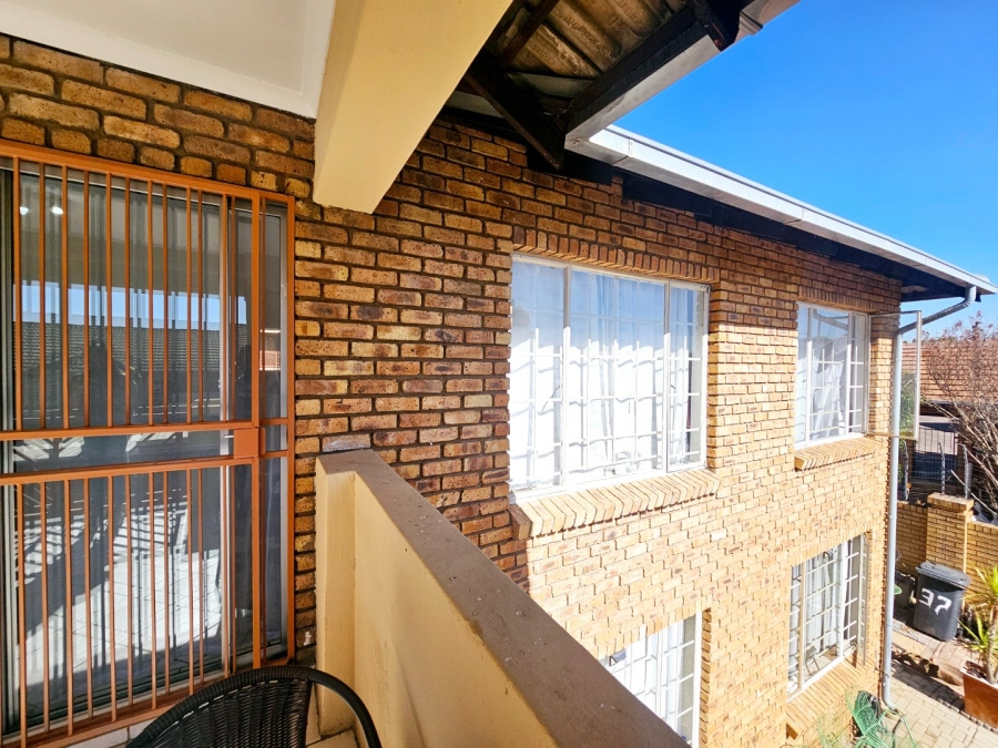 To Let 2 Bedroom Property for Rent in Rooihuiskraal Gauteng