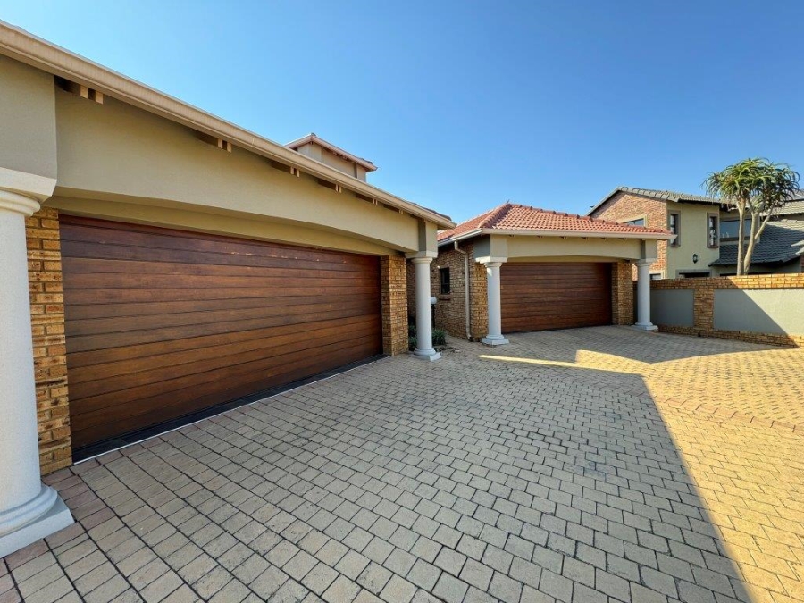 5 Bedroom Property for Sale in Glen Eagle Estate Gauteng