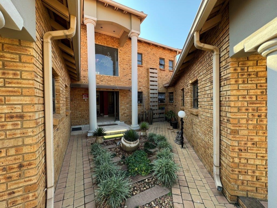 5 Bedroom Property for Sale in Glen Eagle Estate Gauteng