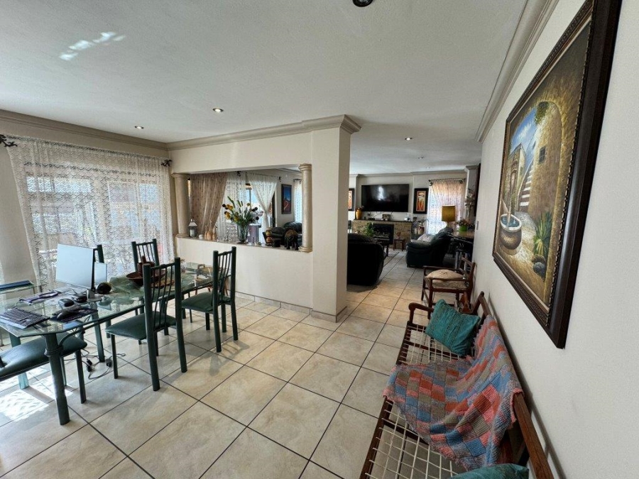 5 Bedroom Property for Sale in Glen Eagle Estate Gauteng