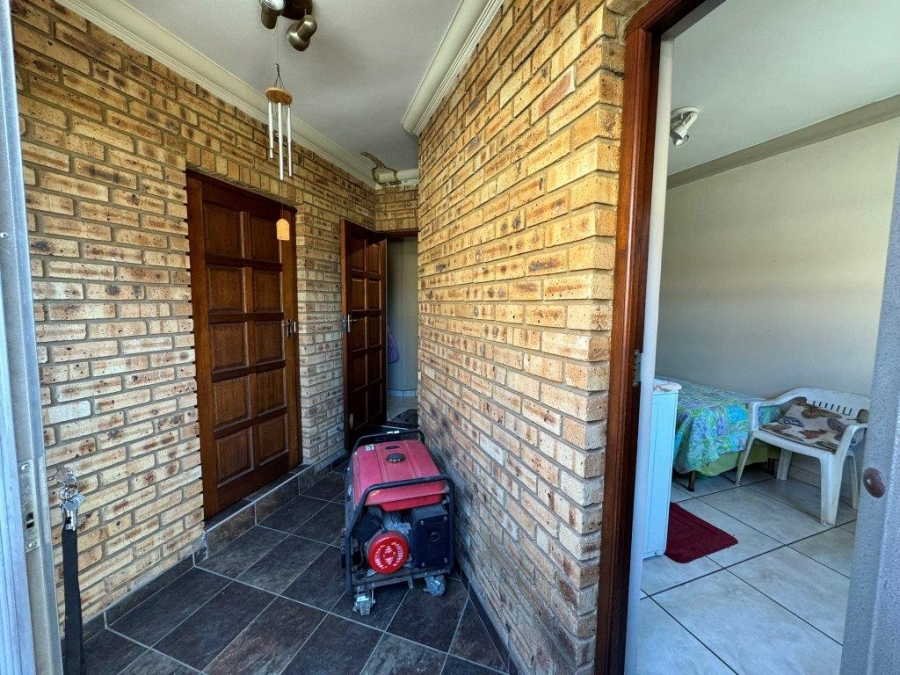 5 Bedroom Property for Sale in Glen Eagle Estate Gauteng