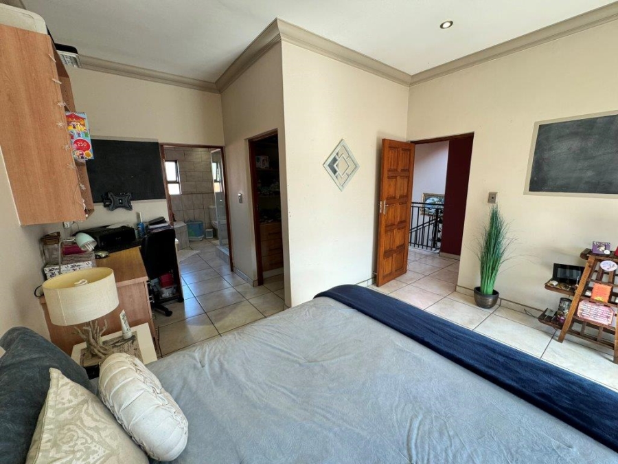 5 Bedroom Property for Sale in Glen Eagle Estate Gauteng