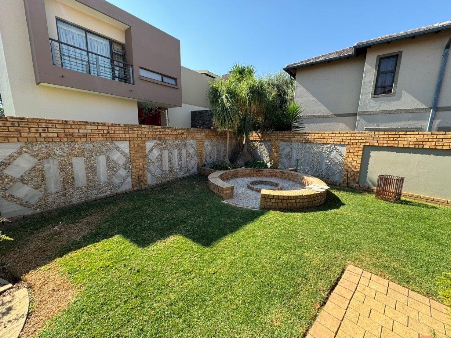 5 Bedroom Property for Sale in Glen Eagle Estate Gauteng