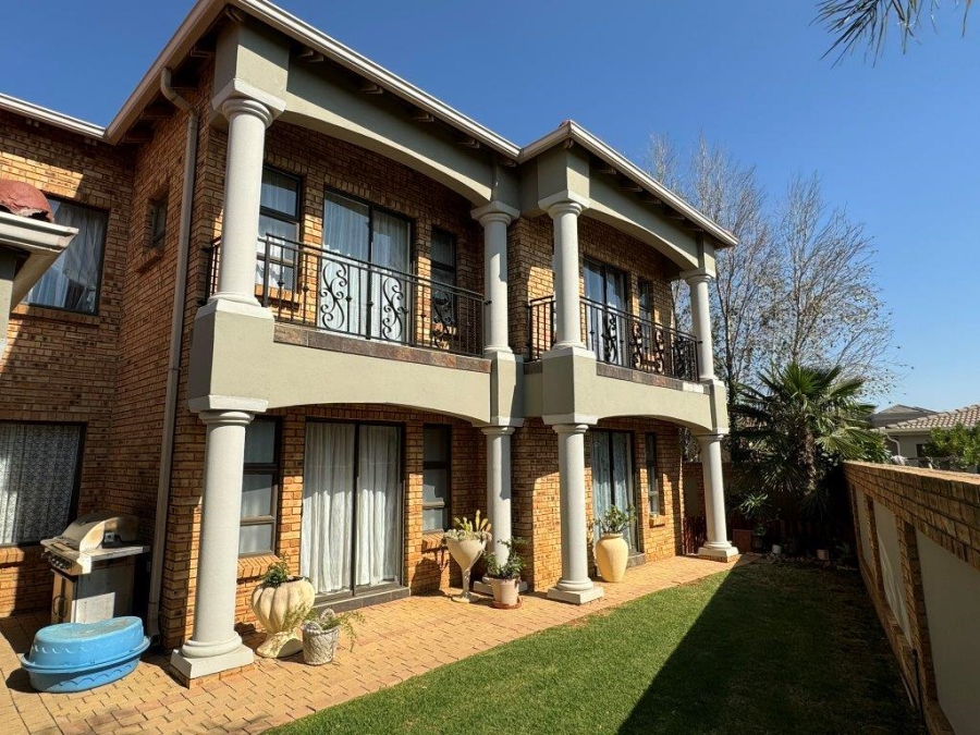 5 Bedroom Property for Sale in Glen Eagle Estate Gauteng