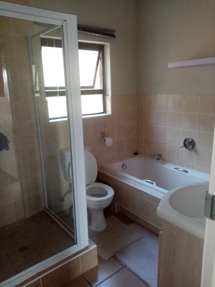 To Let 2 Bedroom Property for Rent in Helderkruin Gauteng
