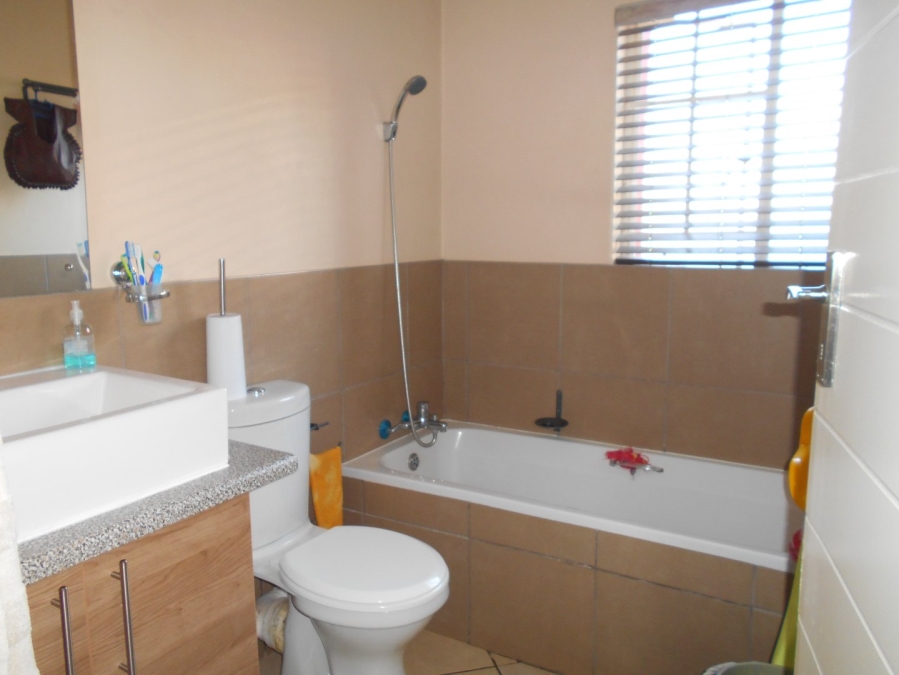 To Let 2 Bedroom Property for Rent in Monavoni Gauteng