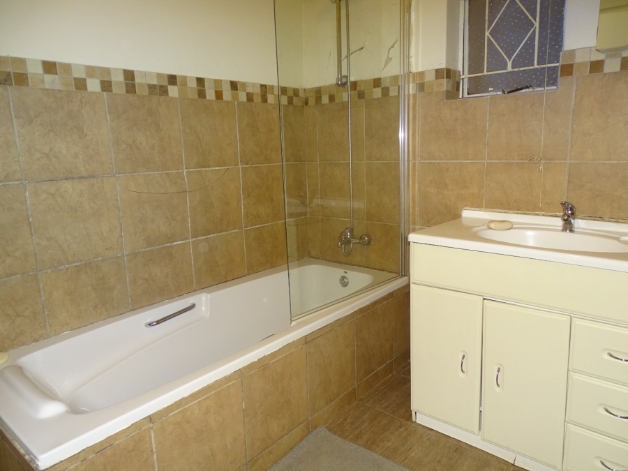 To Let 1 Bedroom Property for Rent in Roodepoort North Gauteng