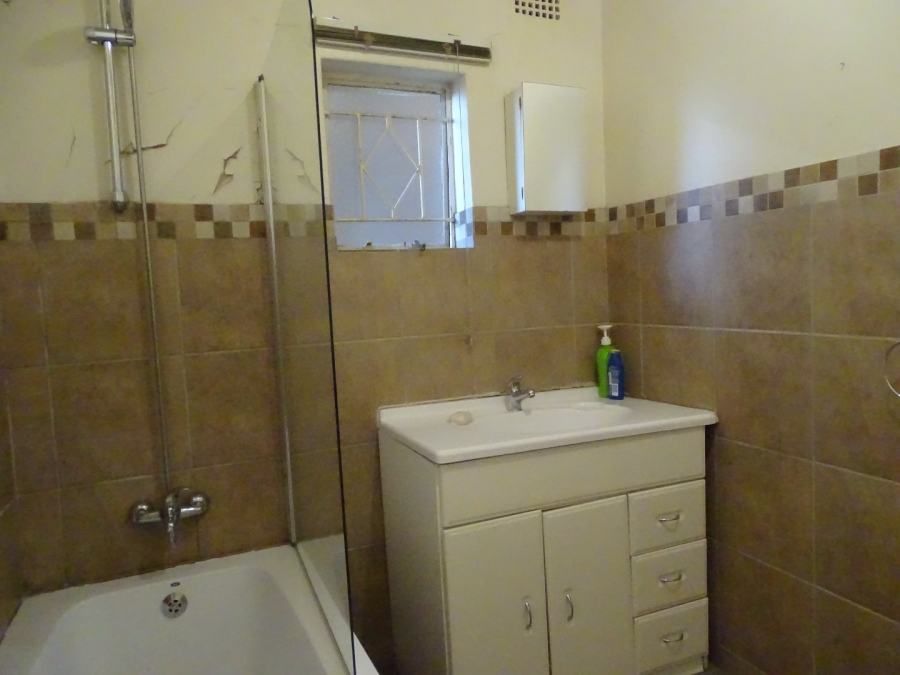 To Let 1 Bedroom Property for Rent in Roodepoort North Gauteng