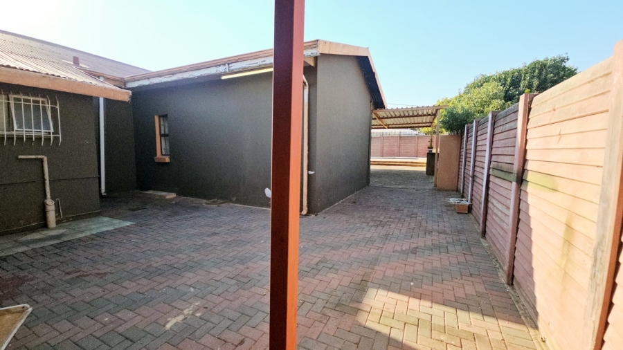 6 Bedroom Property for Sale in Erasmia Gauteng