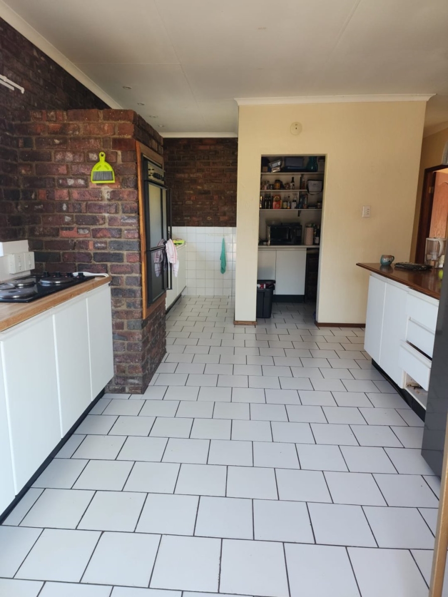 4 Bedroom Property for Sale in Glen Austin Gauteng