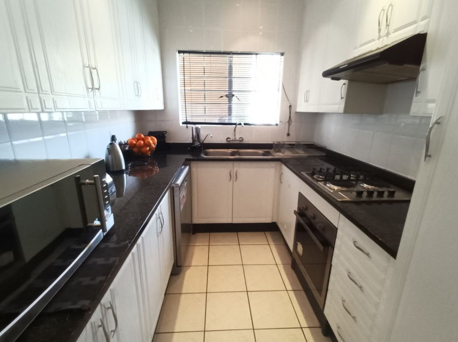 To Let 2 Bedroom Property for Rent in Houghton Estate Gauteng