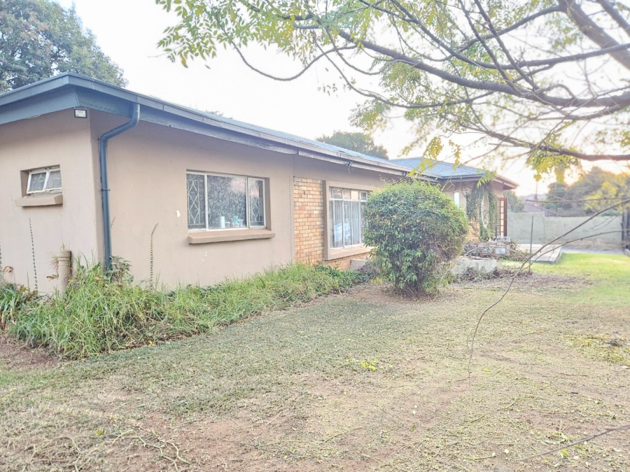 3 Bedroom Property for Sale in Fontainebleau Gauteng