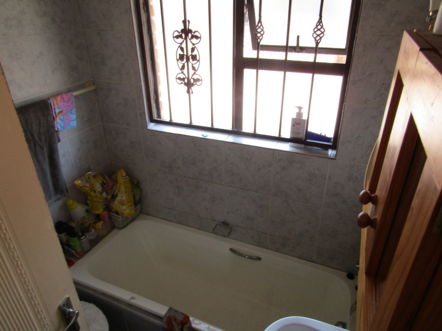 To Let 3 Bedroom Property for Rent in Mondeor Gauteng