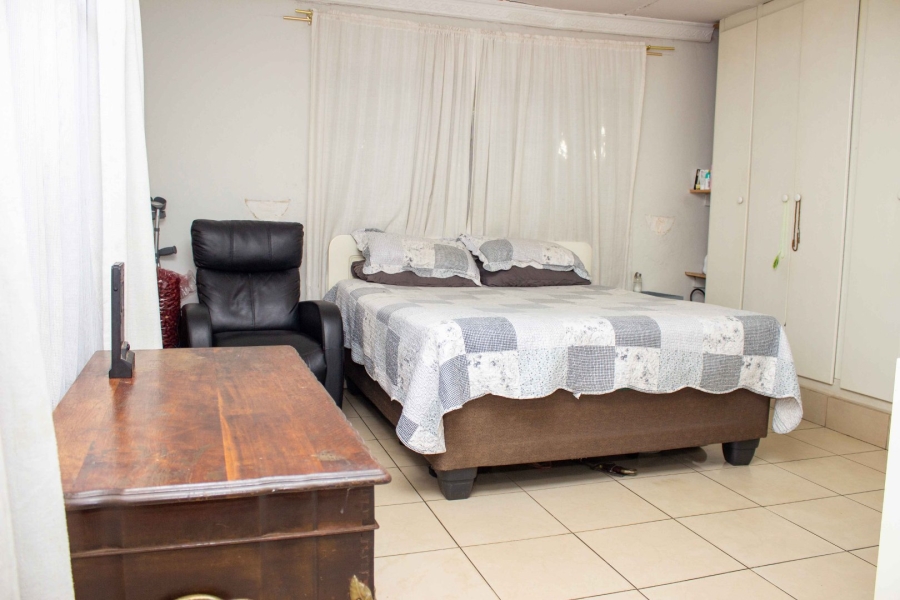 5 Bedroom Property for Sale in Lenasia Gauteng