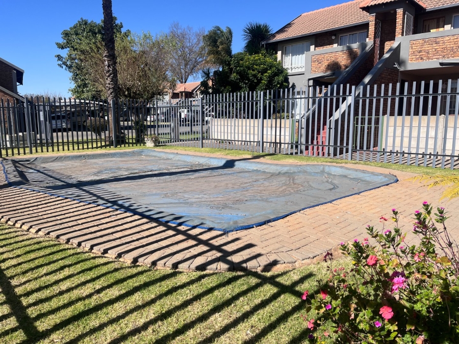 2 Bedroom Property for Sale in Glen Marais Gauteng