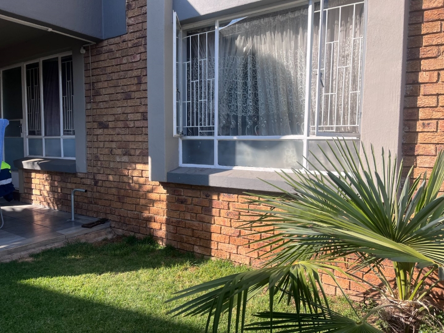 2 Bedroom Property for Sale in Glen Marais Gauteng