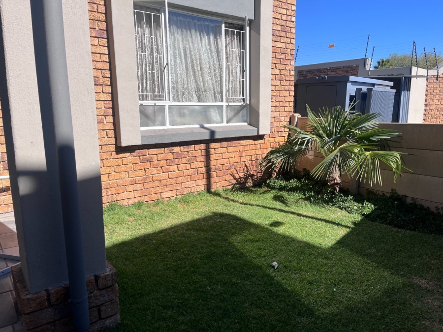 2 Bedroom Property for Sale in Glen Marais Gauteng