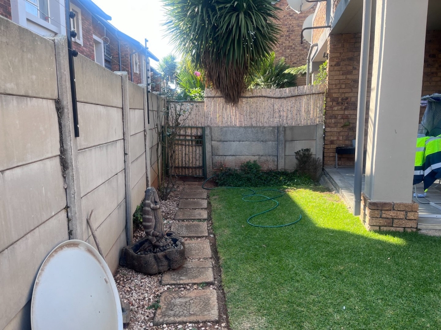 2 Bedroom Property for Sale in Glen Marais Gauteng