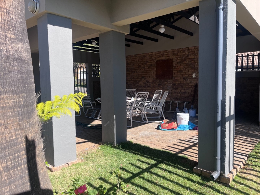 2 Bedroom Property for Sale in Glen Marais Gauteng