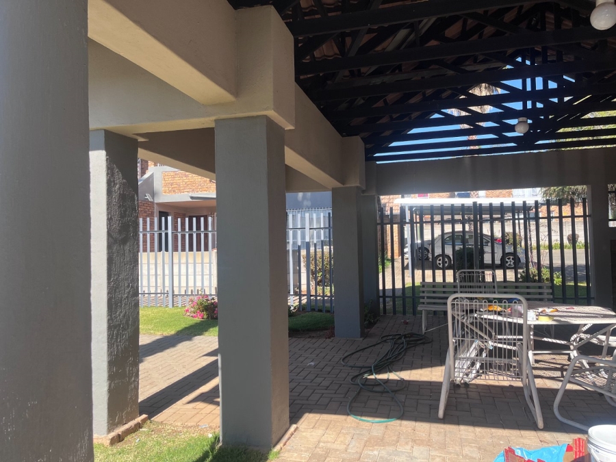 2 Bedroom Property for Sale in Glen Marais Gauteng