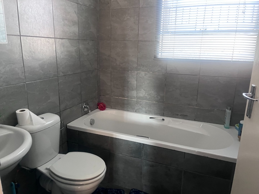 2 Bedroom Property for Sale in Glen Marais Gauteng