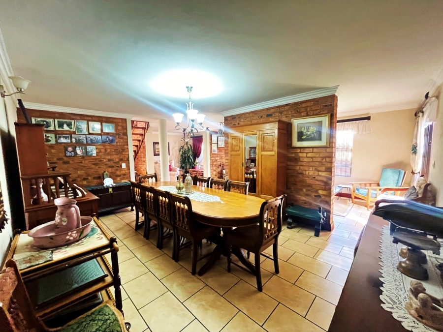 4 Bedroom Property for Sale in Die Hoewes Gauteng