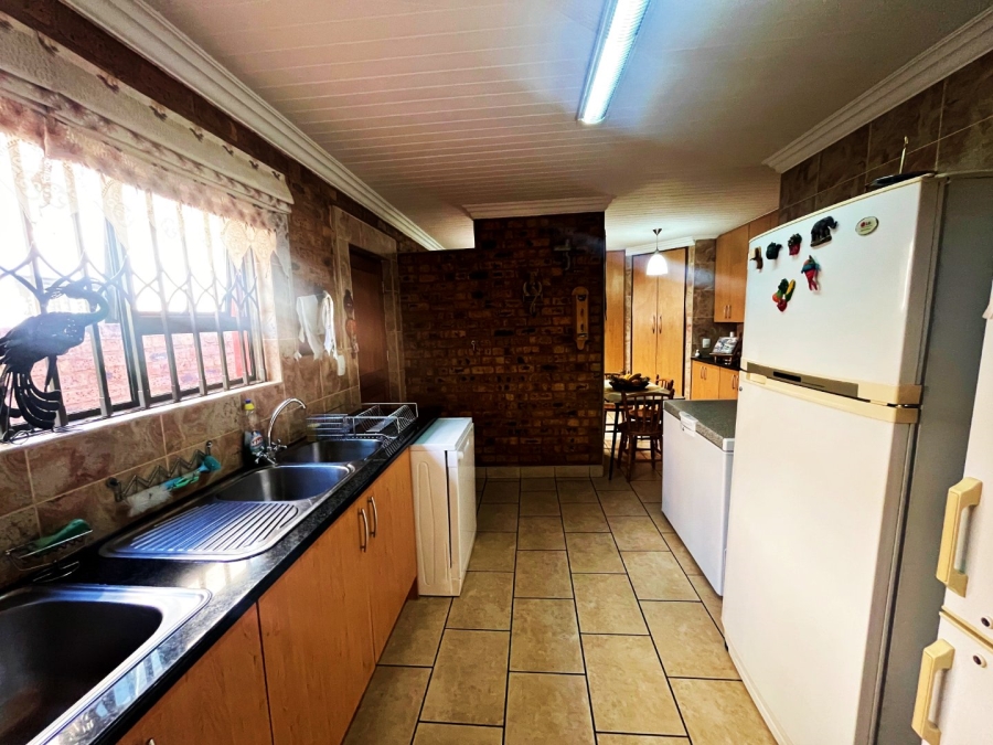 4 Bedroom Property for Sale in Die Hoewes Gauteng