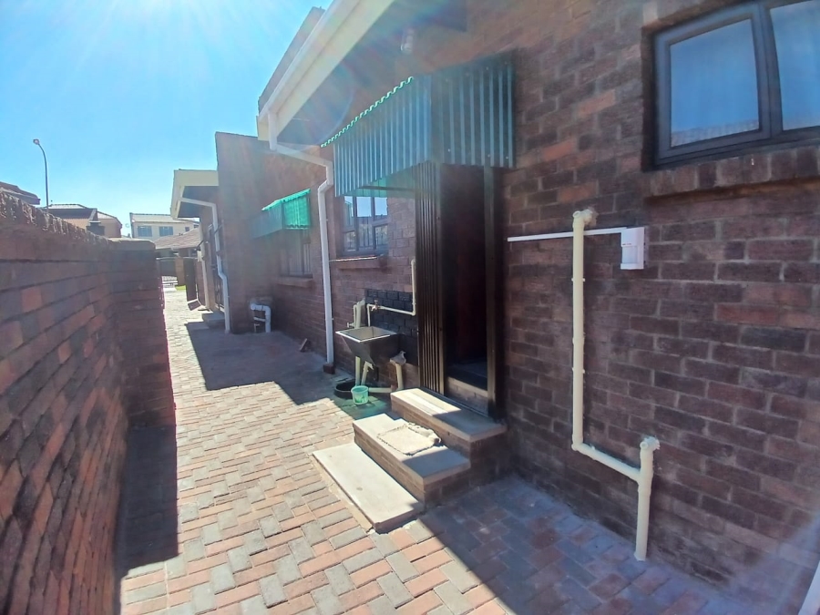 5 Bedroom Property for Sale in Diepkloof Zone 3 Gauteng